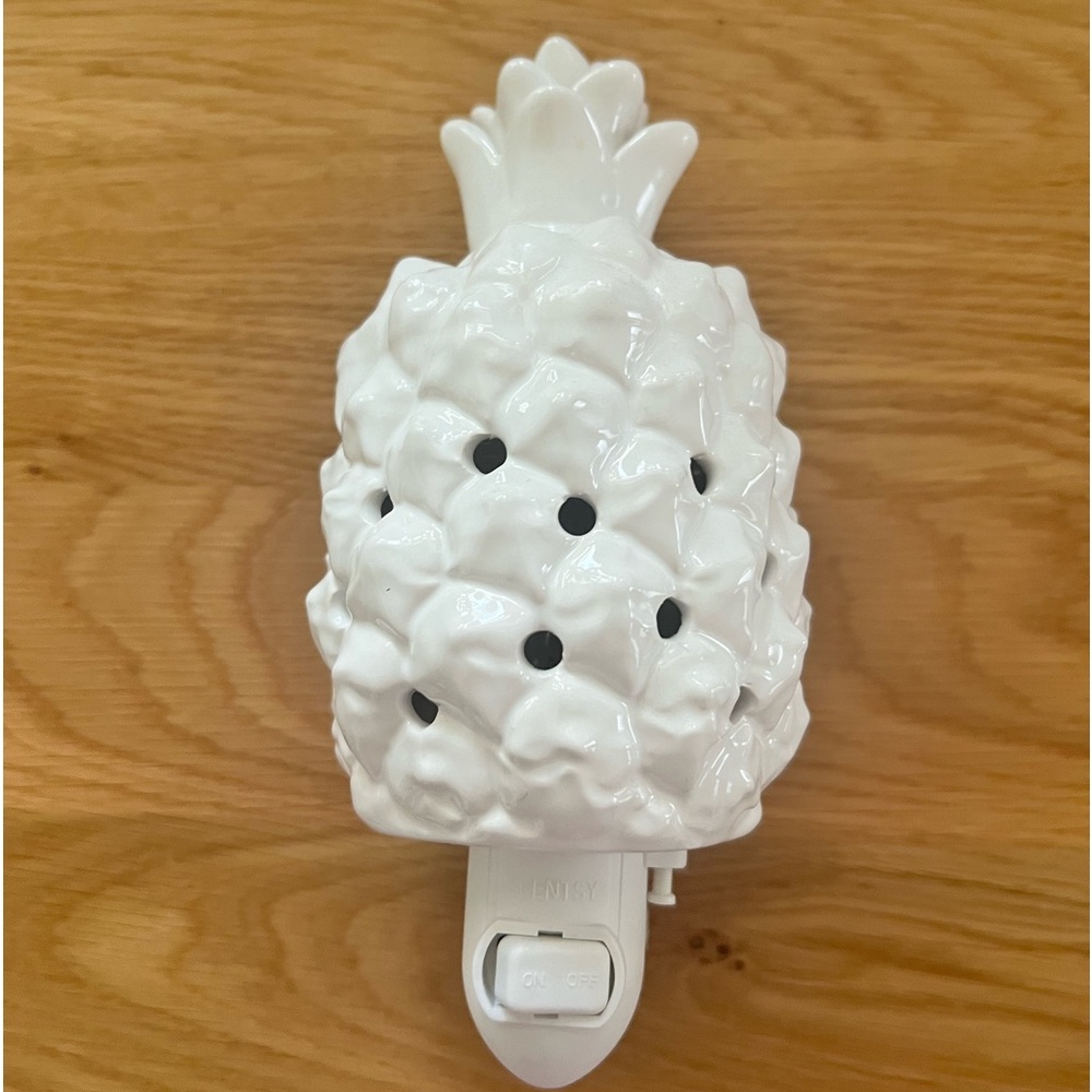 Scentsy Mini Plug in Warmer Southern Hospitality Pineapple
